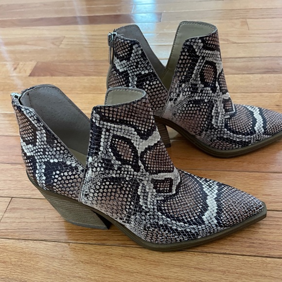 Vince Camuto Python Booties size 6.5 - Picture 8 of 9